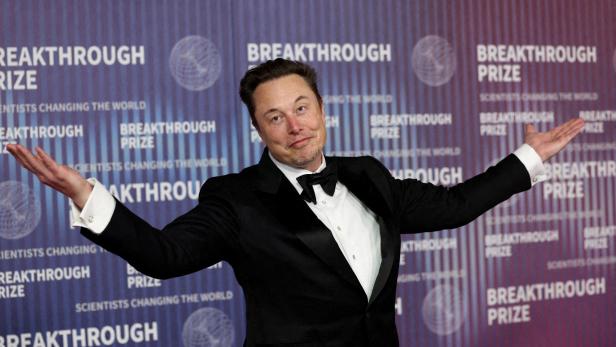 FILE PHOTO: Elon Musk at an awards show in Los Angeles