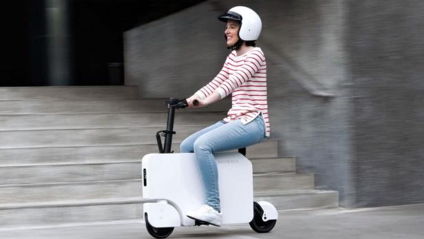 Mit dem Koffer mitten im Straßenverkehr - in Japan machen das vor allem Touristen.