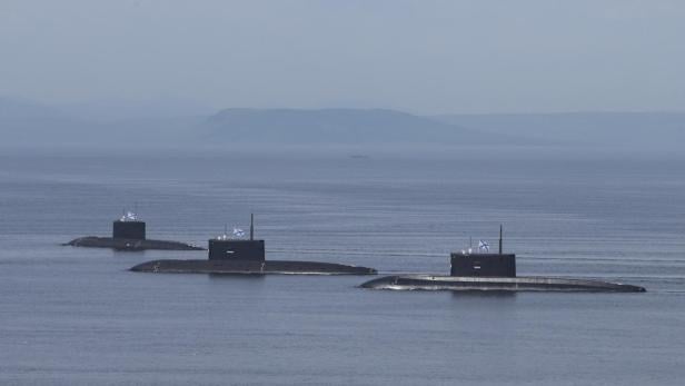 3 russische U-Boote bei einer Parade vor einem Jahr (Symbolbild)