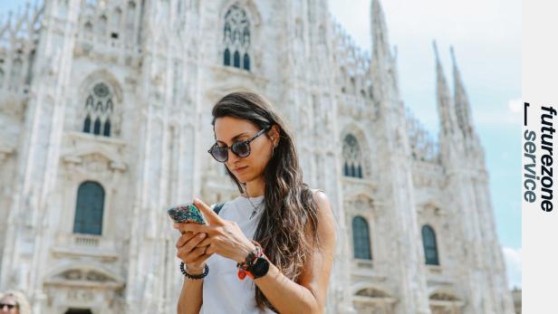 Frau mit Smartphone in Mailand