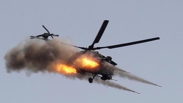 Ein russischer Kampfhubschrauber vom Typ Mi-28 feuert seine Rakete ab