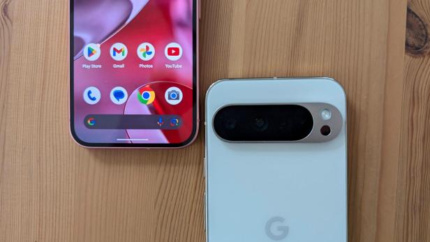 Zwei Google Pixel Smartphones liegen auf einem Holztisch.