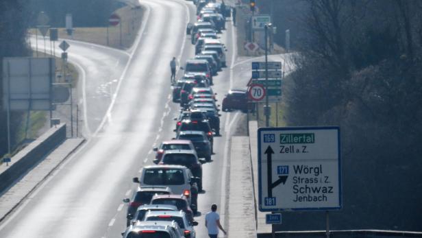 ++ THEMENBILD ++ TIROL: HOHES VERKEHRSAUFKOMMEN/STAU/VERKEHR