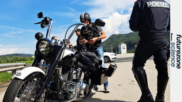 Ein Motorradfahrer wird bei der "European Bike Week" in Kärnten von der Polizei kontrolliert.