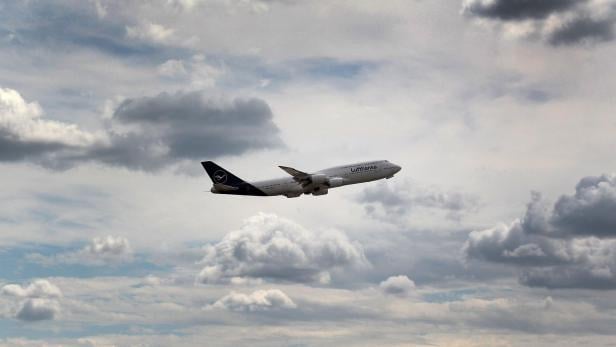 Lufthansa-Maschine muss Sturzflug wegen Druckabfall einleiten (Symbolbild: eine Boeing 747 von Lufthansa)