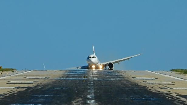 Video: Fahrwerk von Urlaubsflieger bricht nach harter Landung