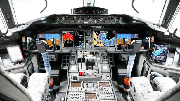 Screens im Cockpit ausgefallen: Boeing 787 muss umkehren (im Bild: Flightdeck einer Boeing 777)