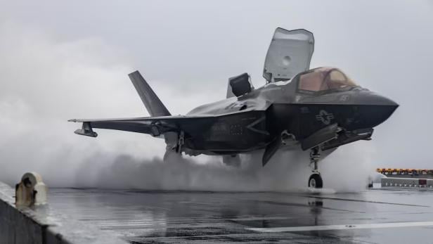 Eine F-35B kann senkrecht starten und landen.