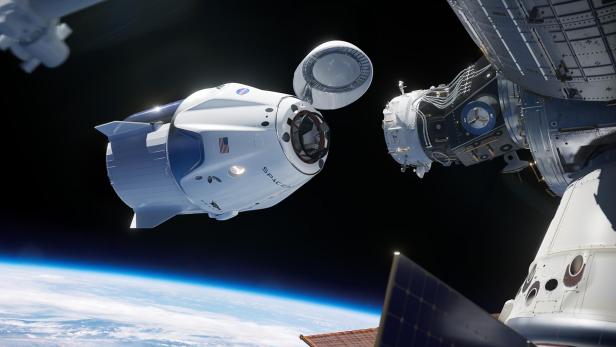 SpaceX Crew Dragon beim Docken an die ISS (künstlerische Darstellung)