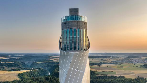 Warum in der deutschen Einöde ein 250 Meter hoher Turm steht