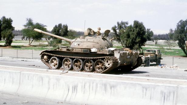 Ein russischer Panzer vom Typ T-54/55 der irakischen Armee im Jahr 1991