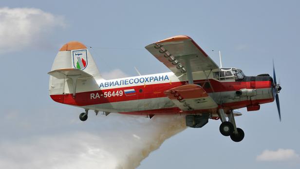 Eine Antonow An-2 als Löschflugzeug.