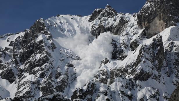 Mysteriöser blauer Lichtblitz in Lawinen entdeckt