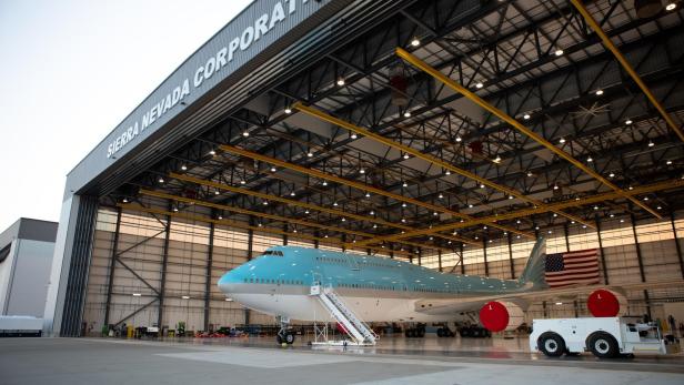 Die 747 im Hangar, noch mit Korean-Lackierung