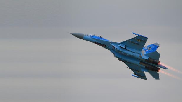 Ukrainische Su-27 zeigt "Hammer-Wurf" aus Cockpit-Perspektive (Symbolbild)