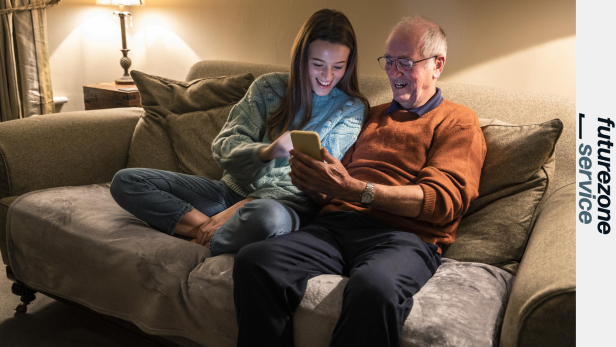 Beim Erklären des Smartphones ist Geduld wichtig