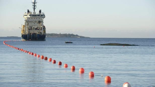 Schiff beim Verlegen des Unterseekabels vor Helsinki, Finnland (Symbolbild)