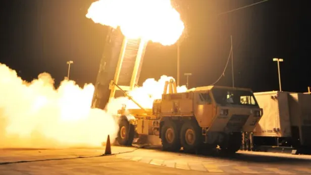 Ein THAAD-Launcher feuert eine Rakete ab.