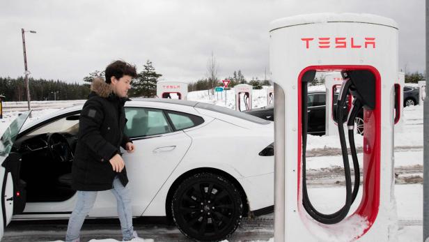 Ein E-Auto wird an einem Tesla-Supercharger in Norwegen geladen.