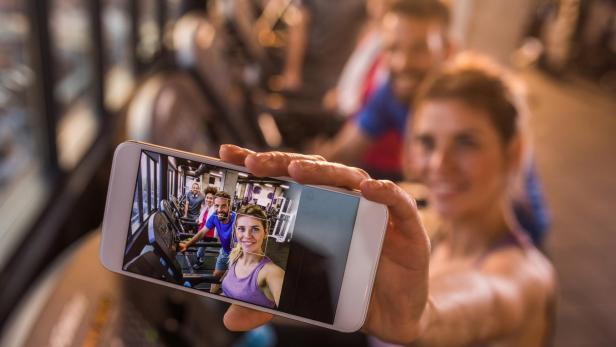 Fotos machen die meisten von uns überall, wie etwa im Fitnessstudio. Aus solchen Fotos können KI-Programme wie Google Vision jedoch über uns herauslesen. 