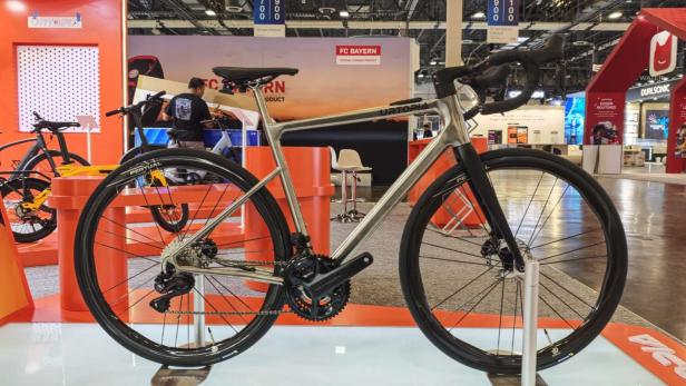 Das E-Rennrad bei der Messe CES in Las Vegas.