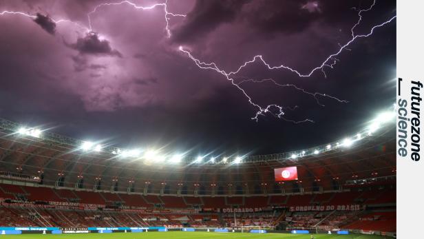 Ziehen plötzlich Gewitterwolken über dem Stadion auf, werden die Veranstalter nervös.