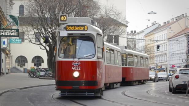 Neben alten Straßenbahnen aus Wien sind auch viele Öffis aus aller Welt zu sehen.