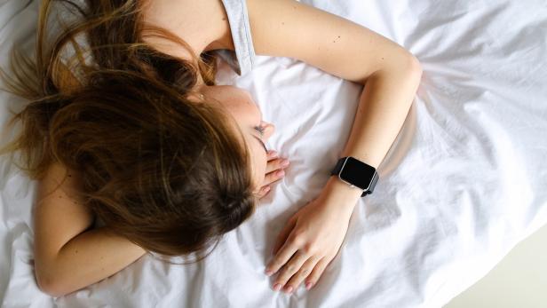 Viele Smart Watches können beim „Sleep Tracking“ Schlafphasen und ihre Dauer erkennen. Viele Smart Watches können beim „Sleep Tracking“ Schlafphasen und ihre Dauer erkennen.