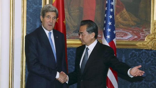 US Außenminister John Kerry und Chinas Außenminister Wang Yi trafen bei Atomgesprächen in Wien am 24. November aufeinander.