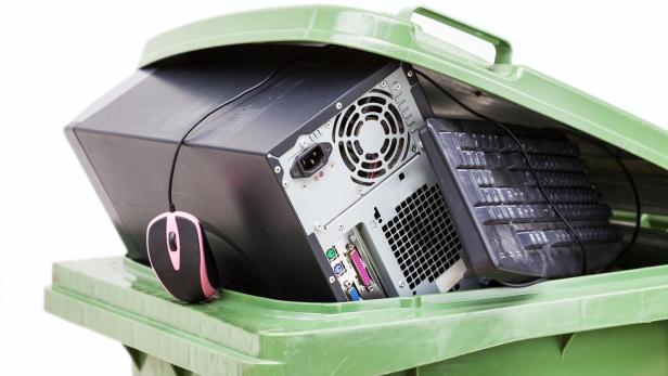 PC in Mülltonne (Symbolbild)
