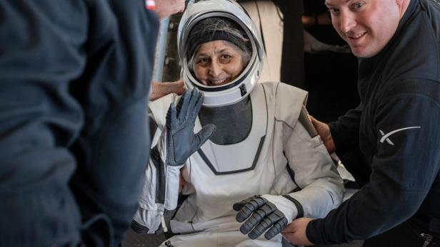 TOPSHOT-US-SPACE-ASTRONAUTS Suni Williams nach der Landung