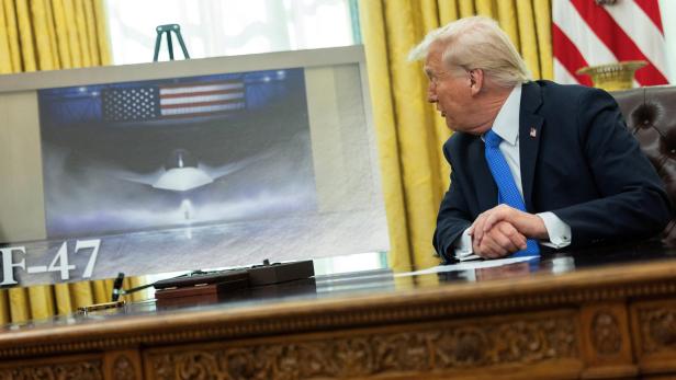U.S. President Trump delivers remarks with Defense Secretary Hegseth in the Oval Office, at the White House U.S. President Trump delivers remarks with Defense Secretary Hegseth in the Oval Office, at the White House
