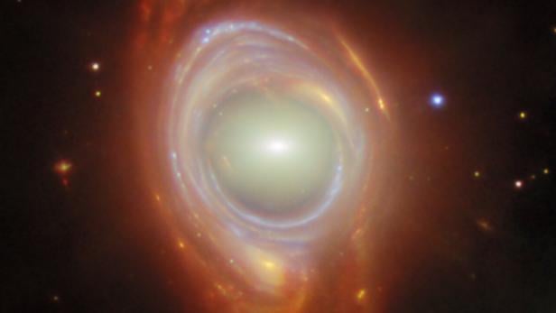 Das James-Webb-Teleskop fotografierte das kosmische Phänomen, das man „Einstein-Ring“ nennt.