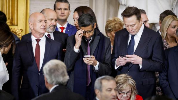 Big Tech ist eng mit Trump verbandelt: Jeff Bezos (Amazon), Sundar Pichai (Google) und Elon Musk (Tesla) bei der Angelobungsfeier für den US-Präsidenten am 20. Januar 2025. Jeff Bezos (Amazon), Sundar Pichai (Google) und Elon Musk (Tesla) bei der Angelobungsfeier für den US-Präsidenten am 20. Januar 2025.