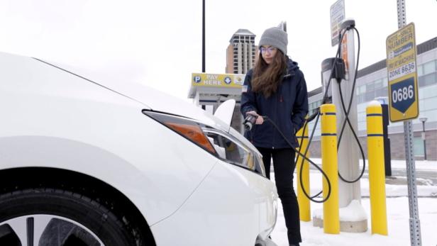 Eine Maschinenbaustudentin schließt am Campus der University of Michigan ein E-Auto zum Laden an. Mit der dort entwickelten neuen Technologie, könnte Schnelladen bei Temperaturen von -10 Grad Celsius möglich werden. Eine Maschinenbaustudentin schließt am Campus der University of Michigan ein E-Auto zum Laden an