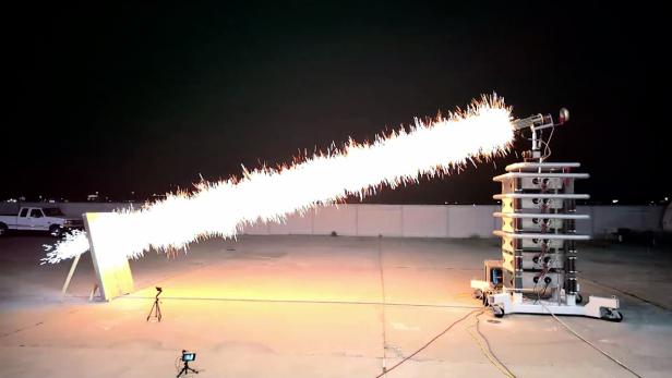 150.000 Volt Plasma-Kanone wird abgefeuert 150.000 Volt Plasma-Kanone wird abgefeuert
