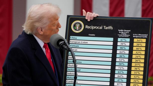 US-Präsident Donald Trump bei der Präsentation geplanter Zölle am vergangenen Mittwoch US-Präsident Donald Trump bei der Präsentation geplanter Zölle am vergangenen Mittwoch