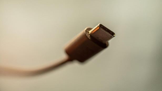 Symbolbild USB C Stecker Symbolbild USB C Stecker