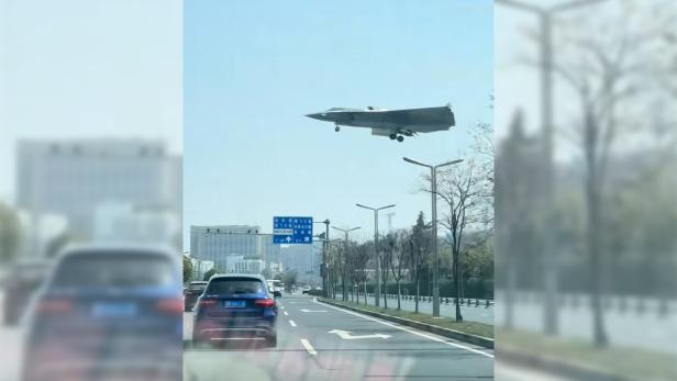 Neuer Stealth-Fighter J-36 im Tiefflug über Chinas Straßen unterwegs Neuer Stealth-Fighter J-36 im Tiefflug über Chinas Straßen unterwegs