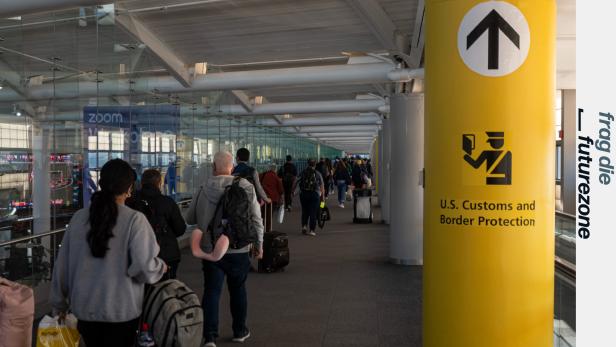 US-Grenzbeamte haben weitreichende Befugnisse. Sie dürfen bei der Einreise auch die elektronischen Geräte von Reisenden durchsuchen (Symbolbild vom FNewark Liberty International Airport). Menschen gehen in einem Flughafen Richtung Passkontrolle, am Rand ein gelber Pfosten mit der Aufschrift "US Customs and Border Protection"