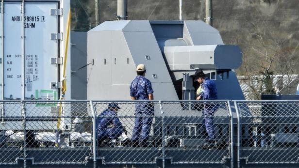 Die Railgun im eckigen Design wurde auf der Asuka gesichtet. Die Railgun im eckigen Design wurde auf der Asuka gesichtet.