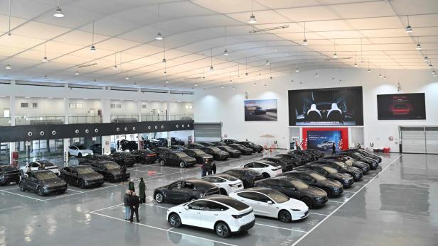 Die Politik wirkt sich auf Teslas Auslandsgeschäfte aus. Die Politik wirkt sich auf Teslas Auslandsgeschäfte aus.
