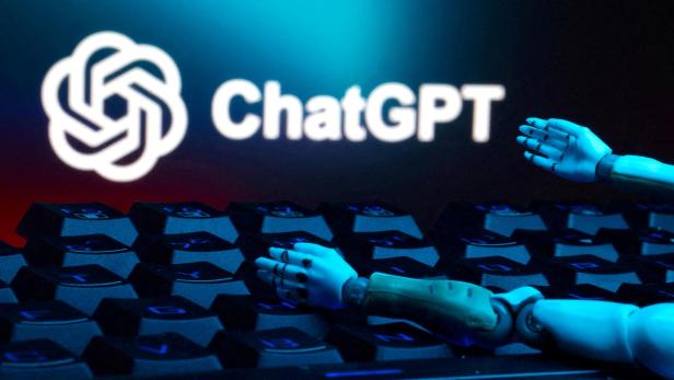 ChatGPT-Logo und Roboter-Arm auf einem Screen.