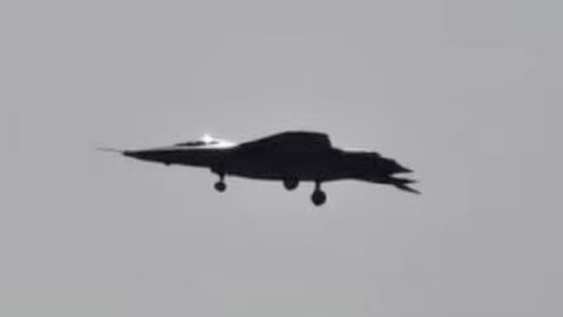 Ein neues Foto des J-50 Kampfjets wurde öffentlich. Ein neues Foto des J-50 Kampfjets wurde öffentlich.