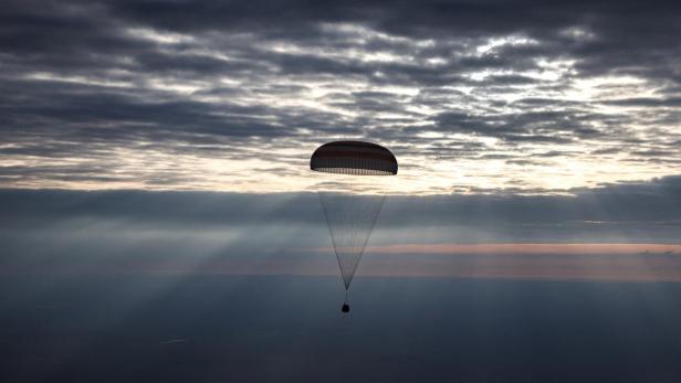Die Sojus MS-26 kurz vor der Landung in Kasachstan. The Soyuz MS-26 space capsule carrying the International Space Station (ISS) crew lands in a remote area of Kazakhstan