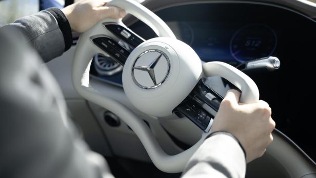 Yoke-Lenkrad mit Mercedes-Logo