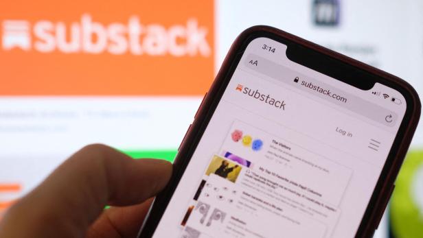 Substack positioniert sich als tonangebende Newsletter-Veröffentlichungsplattform (Symbolbild). Blick auf ein smartphone mit Substack-Webseite, im Hintergrund das Substack-Logo