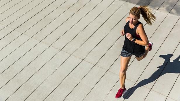 Laufschuhe anziehen und mit der richtigen App losstarten. Laufschuhe anziehen und mit der richtigen App losstarten.