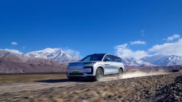 Neues E-SUV von BYD überrascht mit seitwärts Einparken im Krebsgang