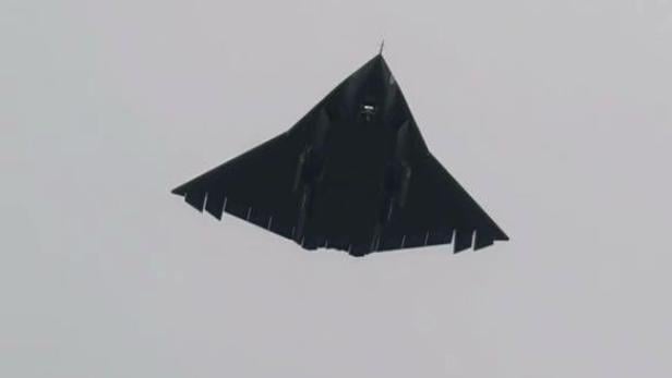 Chinas neuer Stealth-Flieger J-36 soll auf Flugzeugträger landen Chinas neuer Stealth-Flieger J-36 soll auf Flugzeugträger landen